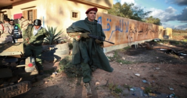 Libye: Un commissariat de police de Benghazi détruit par une explosion, voilà le travail d'installation de la démocratie (mensonges) par des sionistes aventuriers et escrocs comme Bernard-Henri Lévy, Cameron et Sarkozy, et autres apprentis sorciers