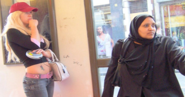 U.E: Multiculturalisme en Europe, être ou ne pas être? les Anglais paient les errements de leur gouvernement dans les pays musulmans arabes et du Golf.Cohabitation très difficile, même en France.