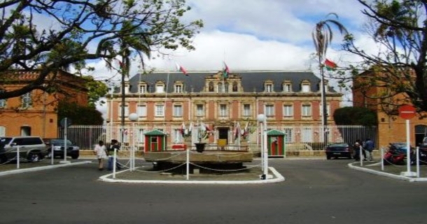 Madagascar : les trois principaux candidats à la présidentielle refusent de se retirer .Pour Afrique Monde, Il faut laisser les Malgaches tranquille, et qu'ils financent eux mêmes leur élection dont nous connaissons déjà la suite des évènements