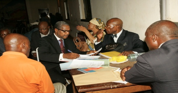 Cameroun: Le Suisse Paul Biya-Bifainéant cherche un siège pour le son sénat au Cameroun depuis une année, qui dit mieux? Pays de la charrue avant les boeufs à l'mage de l'équipe de foot du Cameroun, ils partent jouer en oubliant les maillots. .